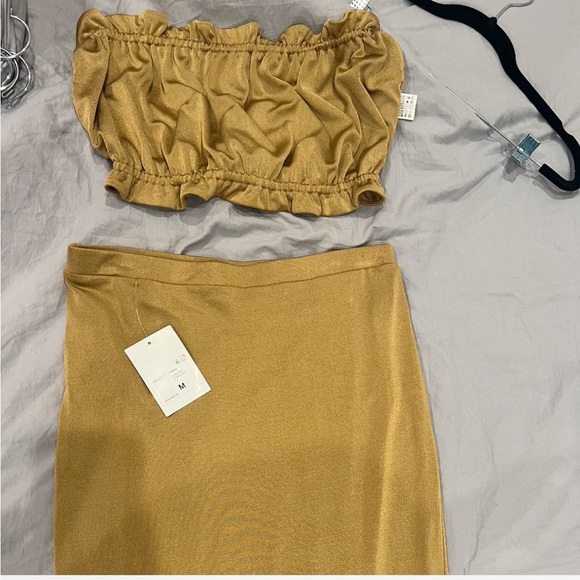 Two piece gold skirt set - Picture 2 of 3